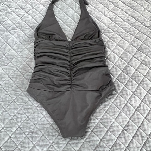 L*Space One Piece Swimsuit Women Size 6 Black Ruched Halter V Neck B14 - Picture 6 of 7